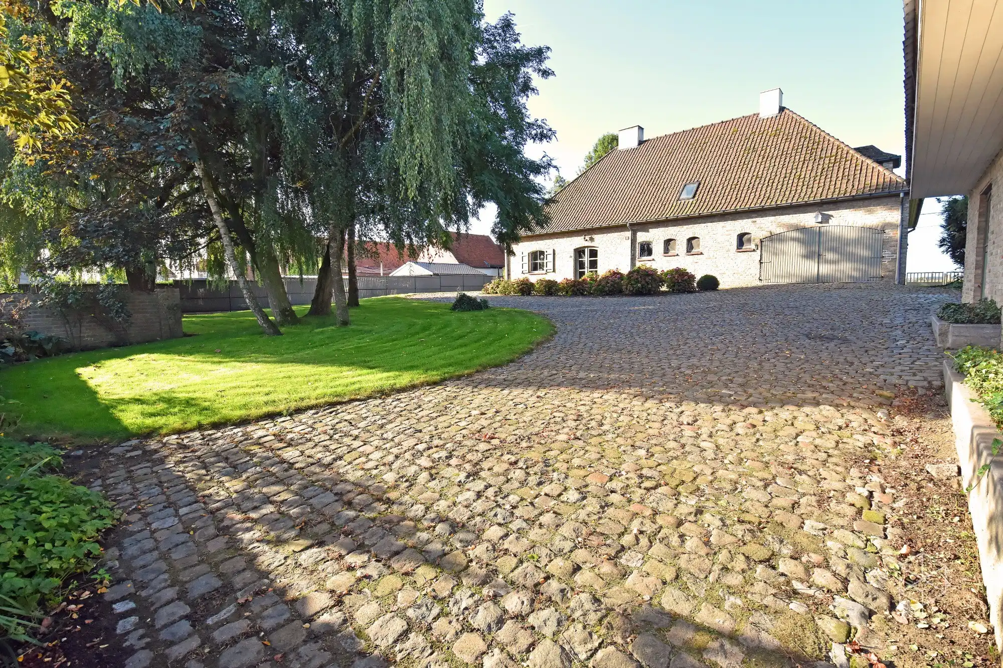 Klassevolle villa met bijgebouw op unieke ligging aan het kanaal Gent-Brugge foto 4