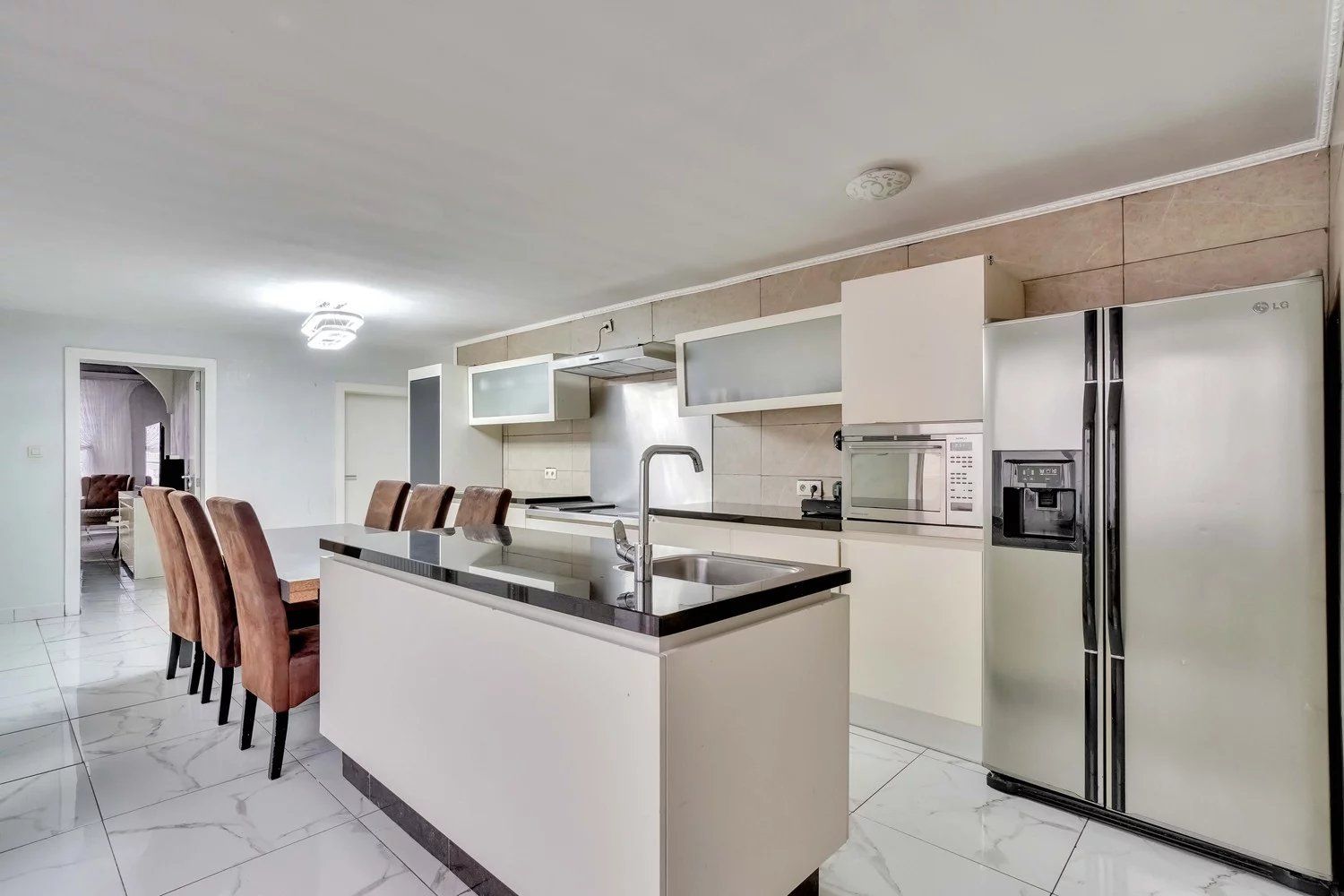 Gerenoveerde gezinswoning met vier slaapkamers foto 5