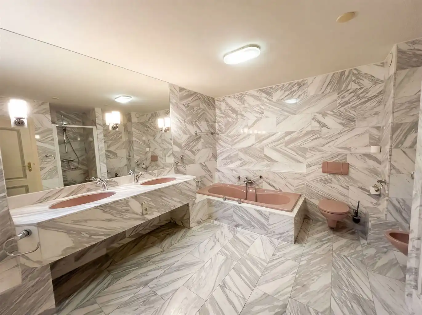 Zeer ruim gelijkvloers appartement voorzien van 2 (+1) slaapkamers, terrassen en afgesloten garagebox, gelegen nabij het centrum van Maaseik. foto 17