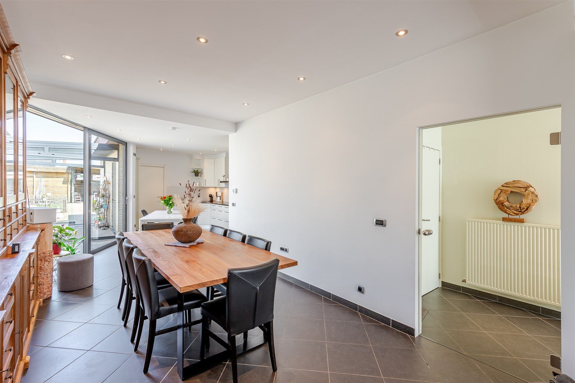 Uitstekend gerenoveerde woning met tuin en parkeerplaats foto 4