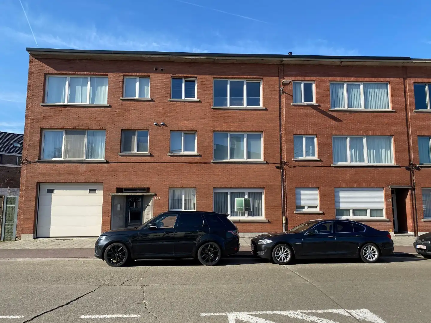 Hoofdfoto van de publicatie: Gelijkvloersppartement met 3 slpk, dubbele garage, tuin en ruime kelder (120 m²)