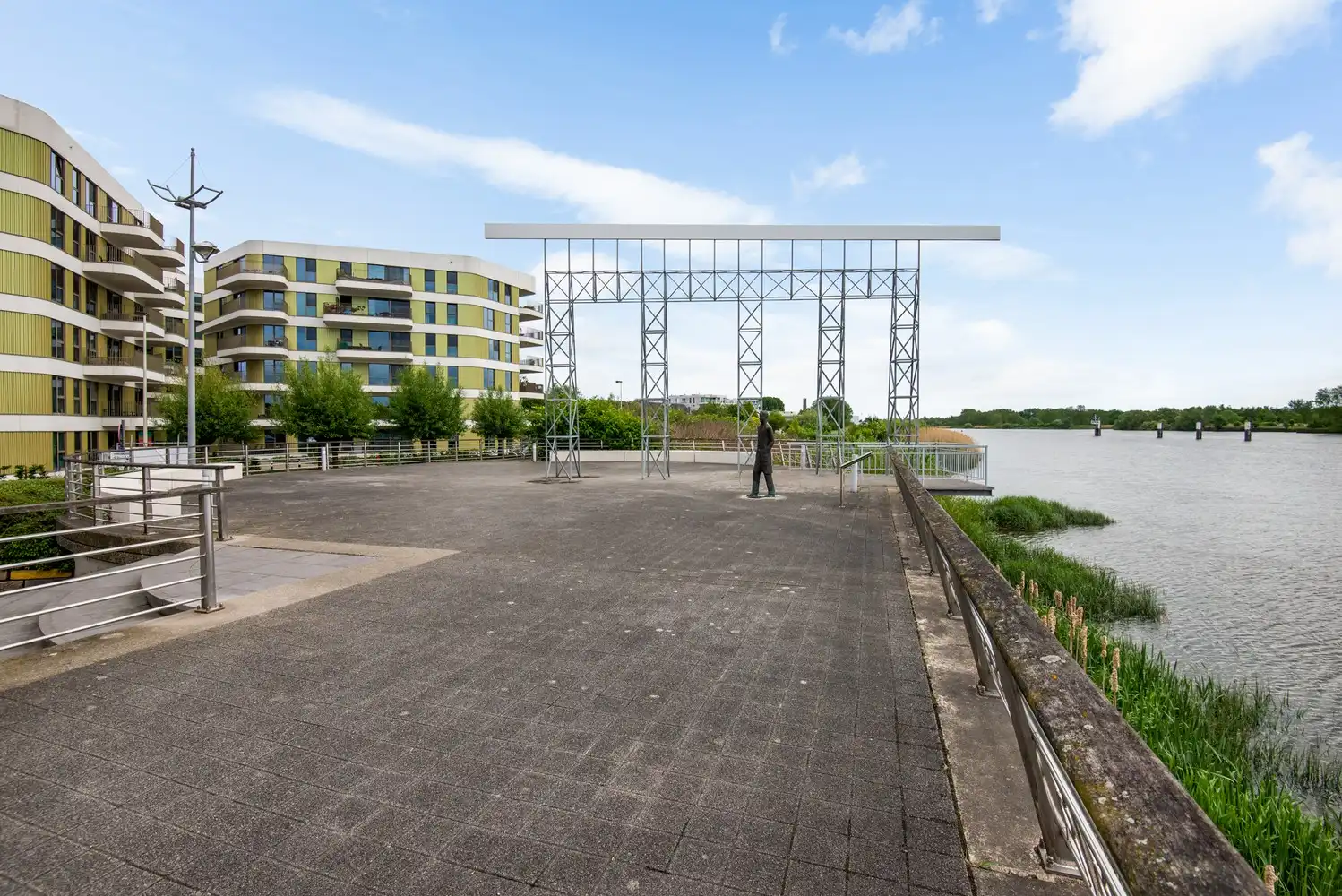 Instapklaar gelijkvloers BEN appartement met ruim terras op toplocatie aan het water in Boom! foto 17