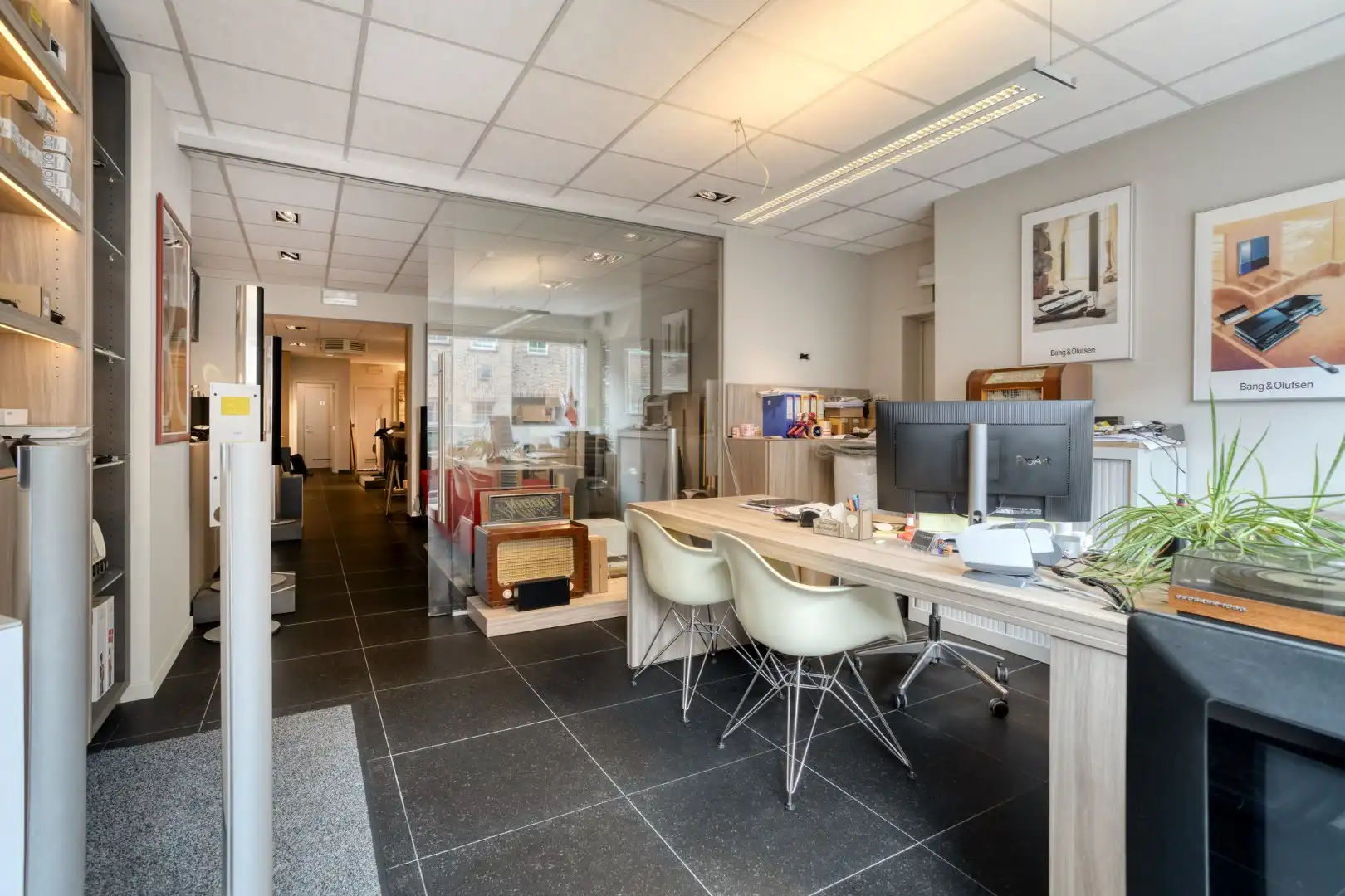 Instapklaar en goed gelegen handelsruimte van 126 m² kortbij het centrum van Geel !  foto 2