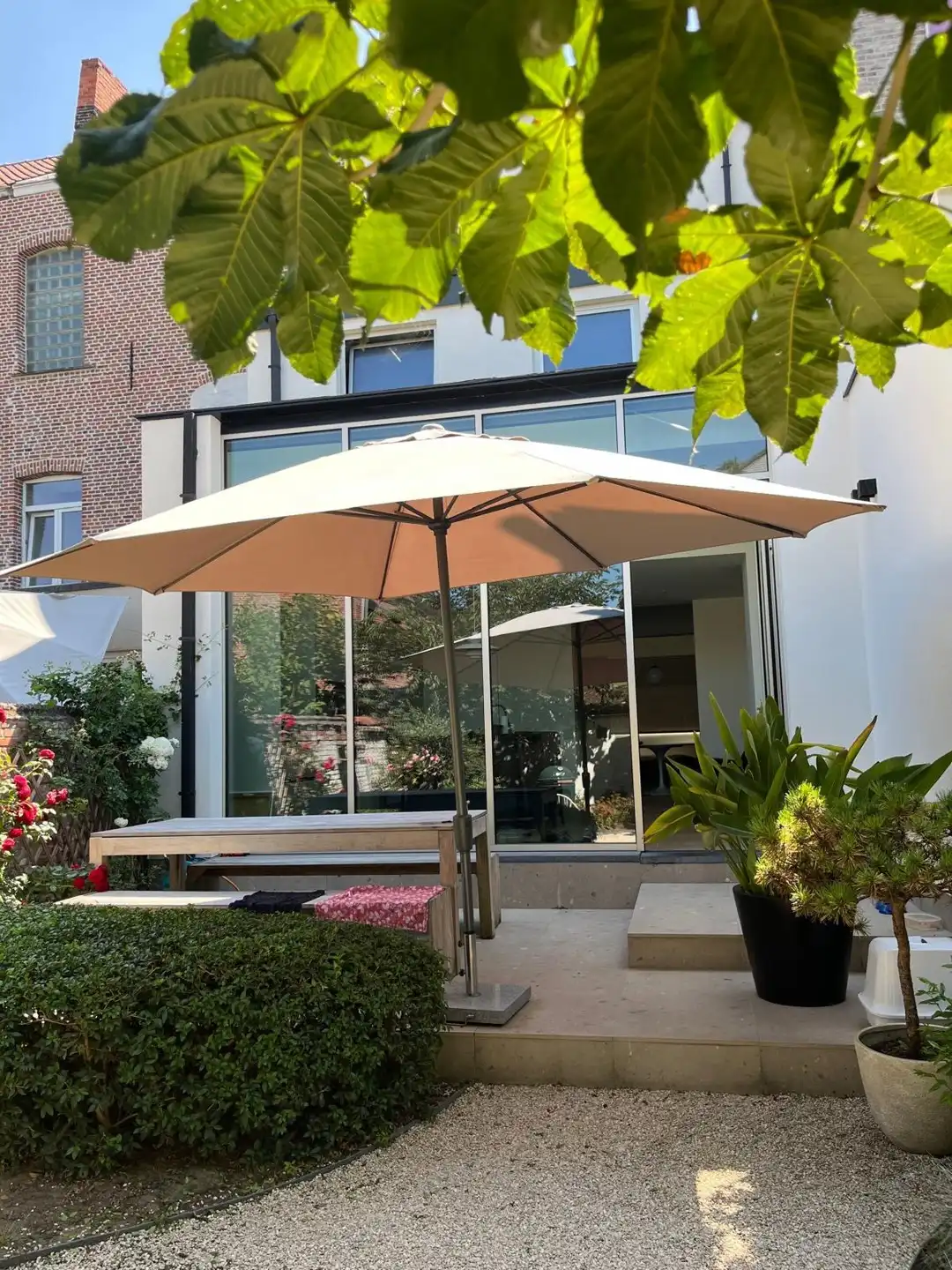In het centrum gel. stadswoning met 5 slpk., terras, tuin en garage foto 12