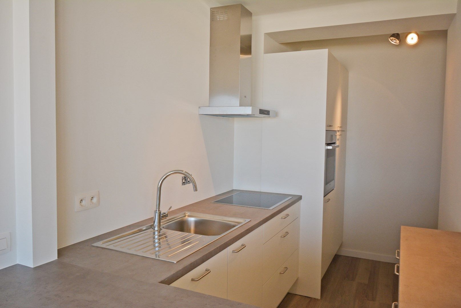 Gerenoveerd, ruim appartement op de Zeedijk Albertstrand foto 6
