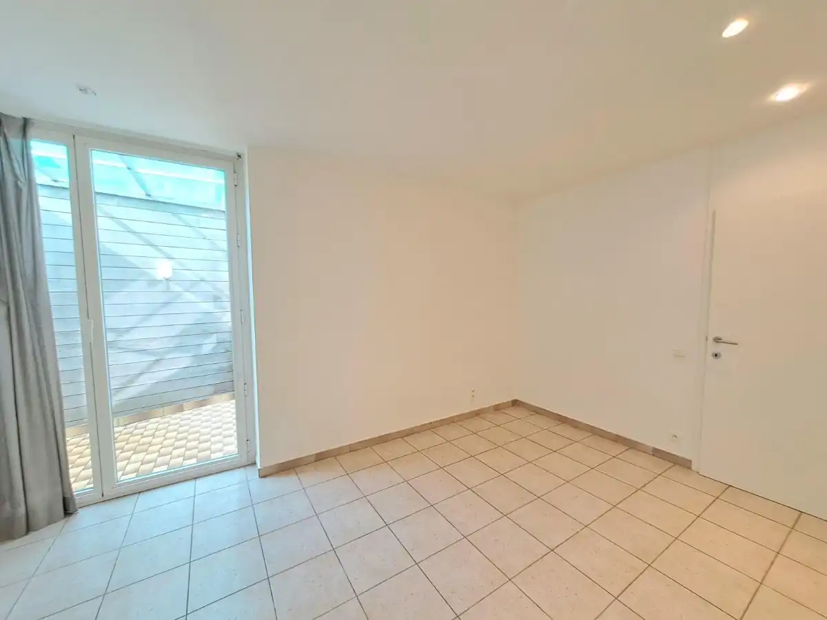 Lichtrijk gelijkvoers appartement met tuin en 2 slaapkamers en garage foto 16
