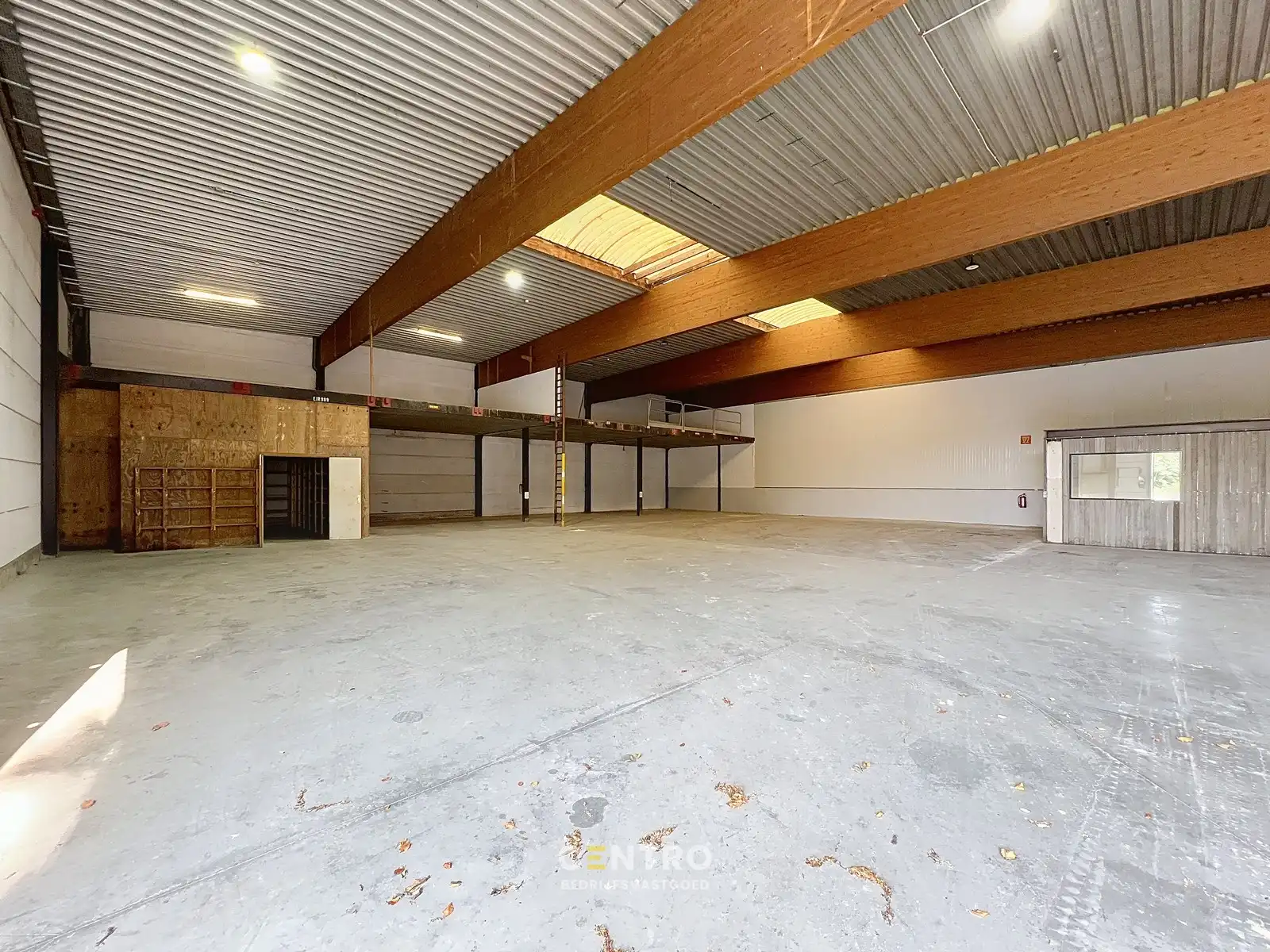 Instapklaar magazijn (600 m2) met mezzanine en geïntegreerd kantoor langs de N8 te Elverdinge (Ieper). Ambachten toegestaan ! foto 8