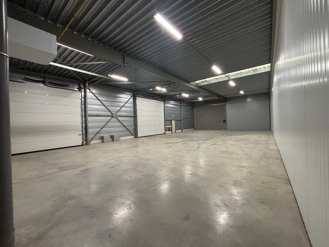 300m² opslagruimte met kantoor foto 6