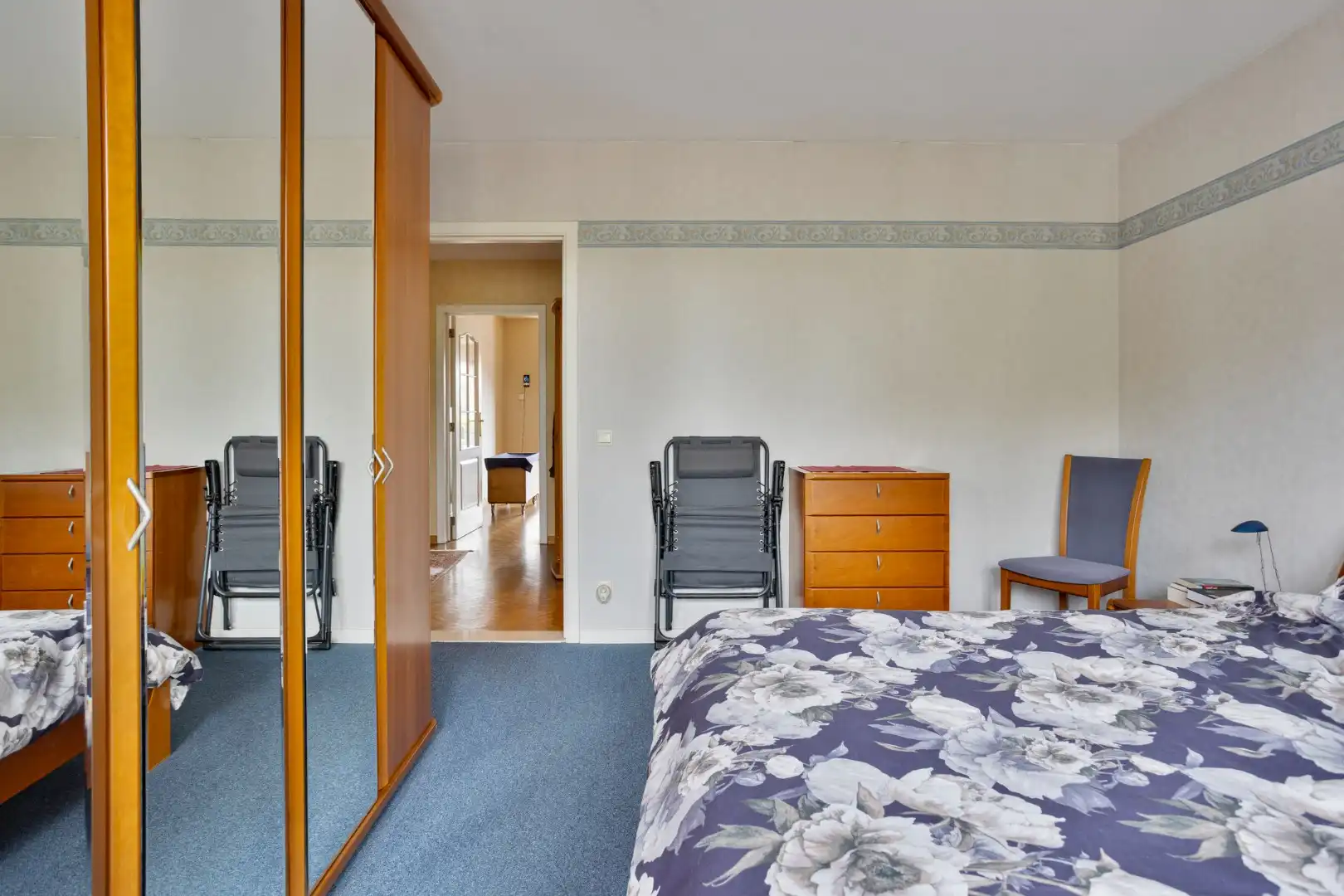 Ruim en goed onderhouden 2 slpk appartement met terras en garage foto 13