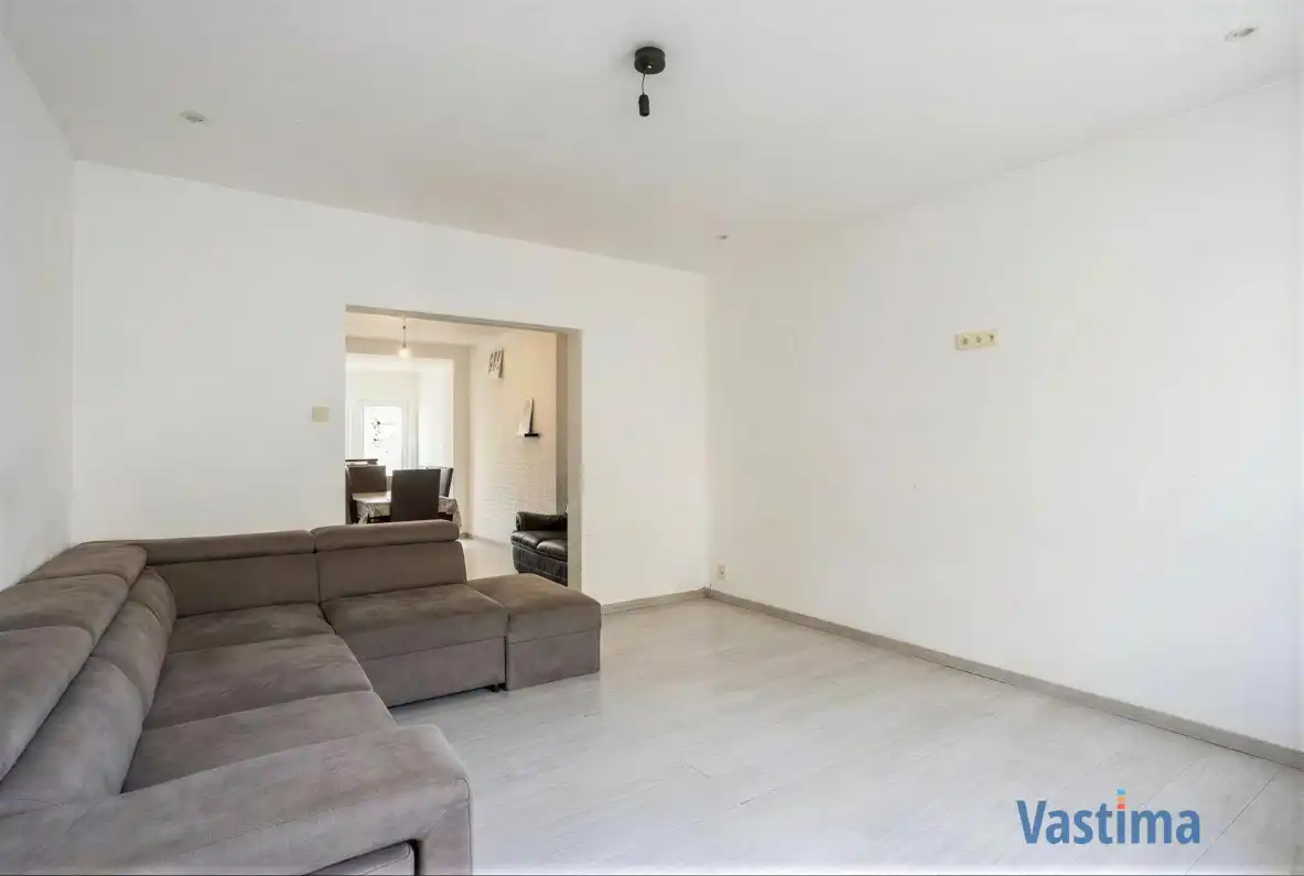 Deels gerenoveerde rijwoning met tuin nabij centrum Lebbeke foto 2