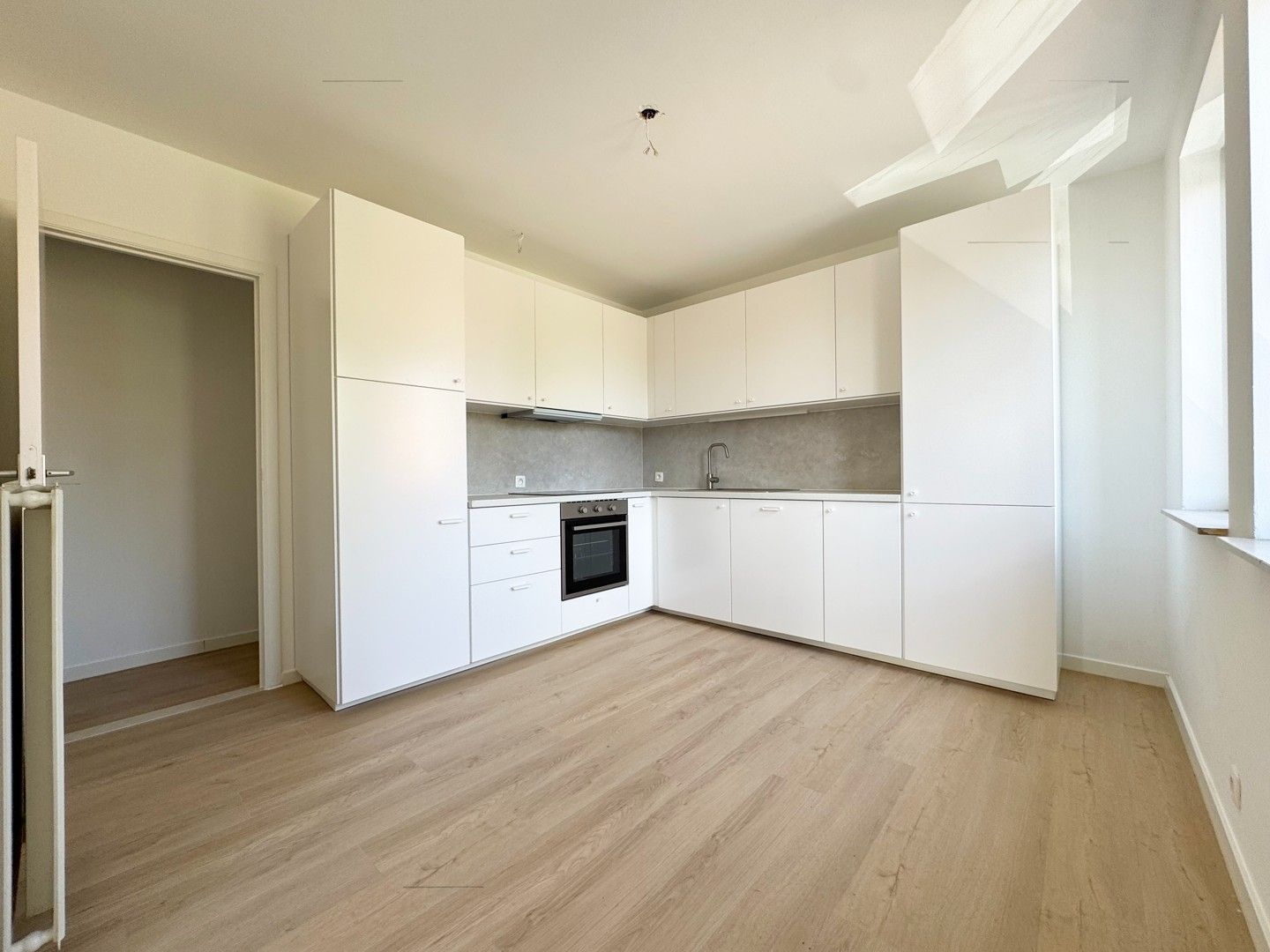 Recent gerenoveerd appartement met drie slaapkamers en garage. foto 4
