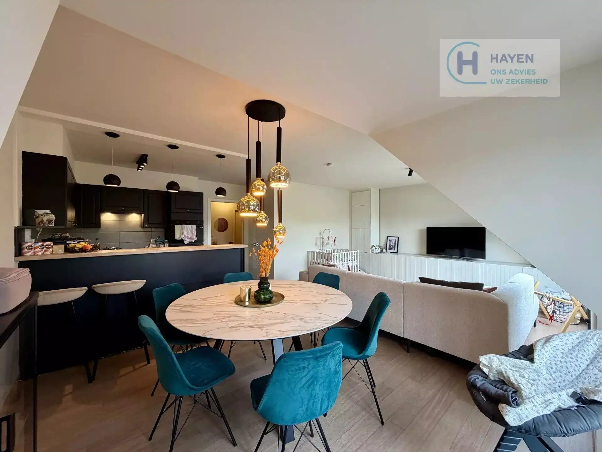 Instapklaar appartement met 2 slaapkamers en bovengrondse garage in hartje Kermt foto {{pictureIndex}}