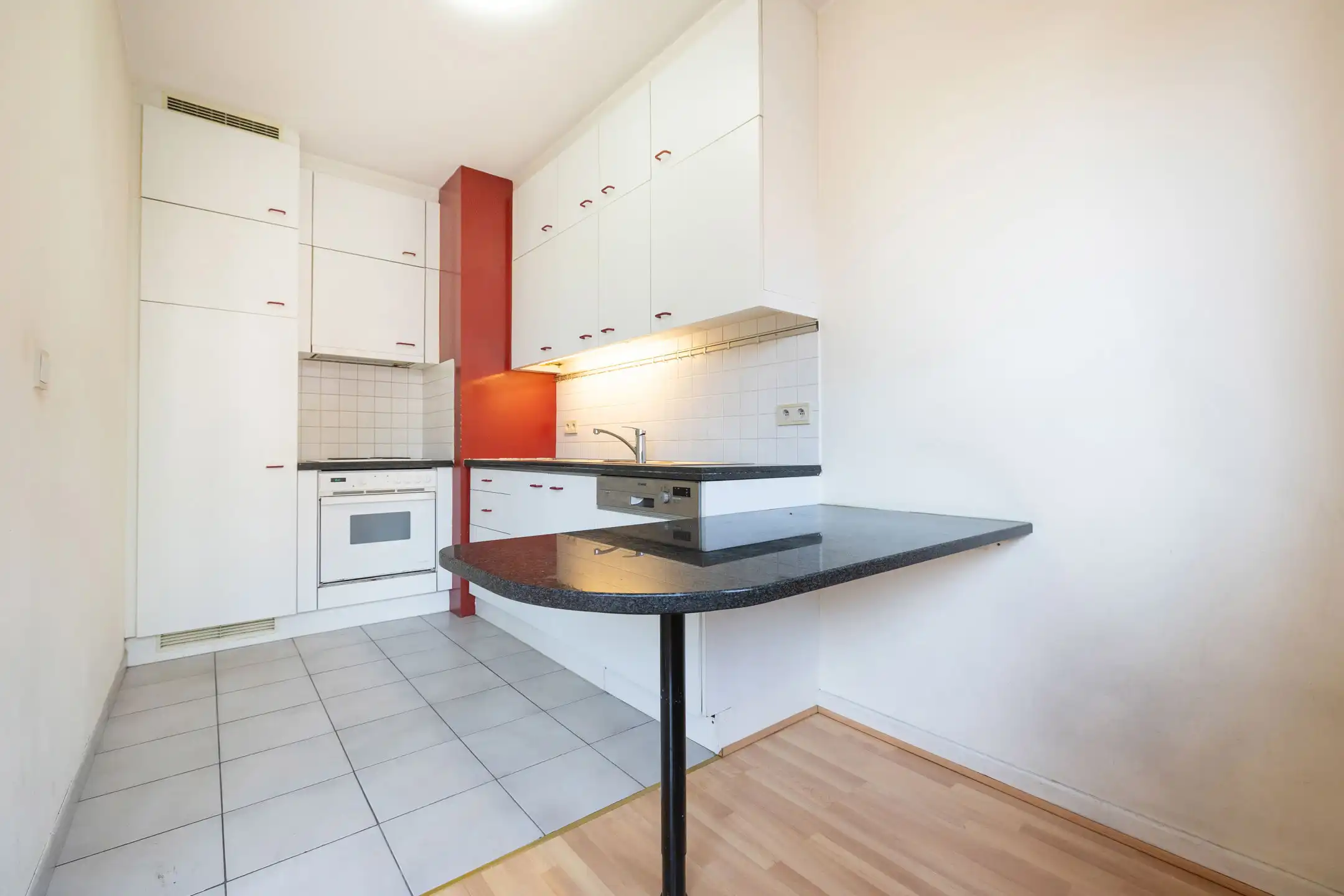 Europese wijk | Licht appartement met parking foto 2