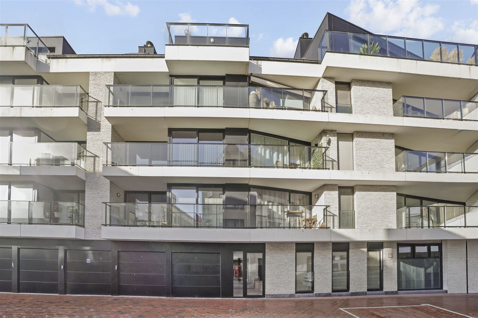 INSTAPKLAAR / RECENT GEBOUW  foto 35