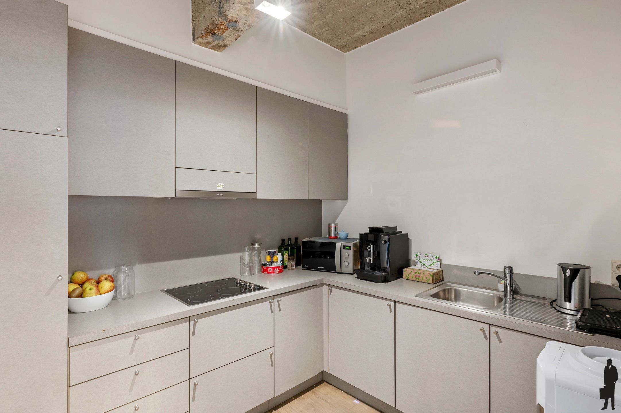 Lichtovergoten industriële loft met open structuur en ruwe materialen foto 12