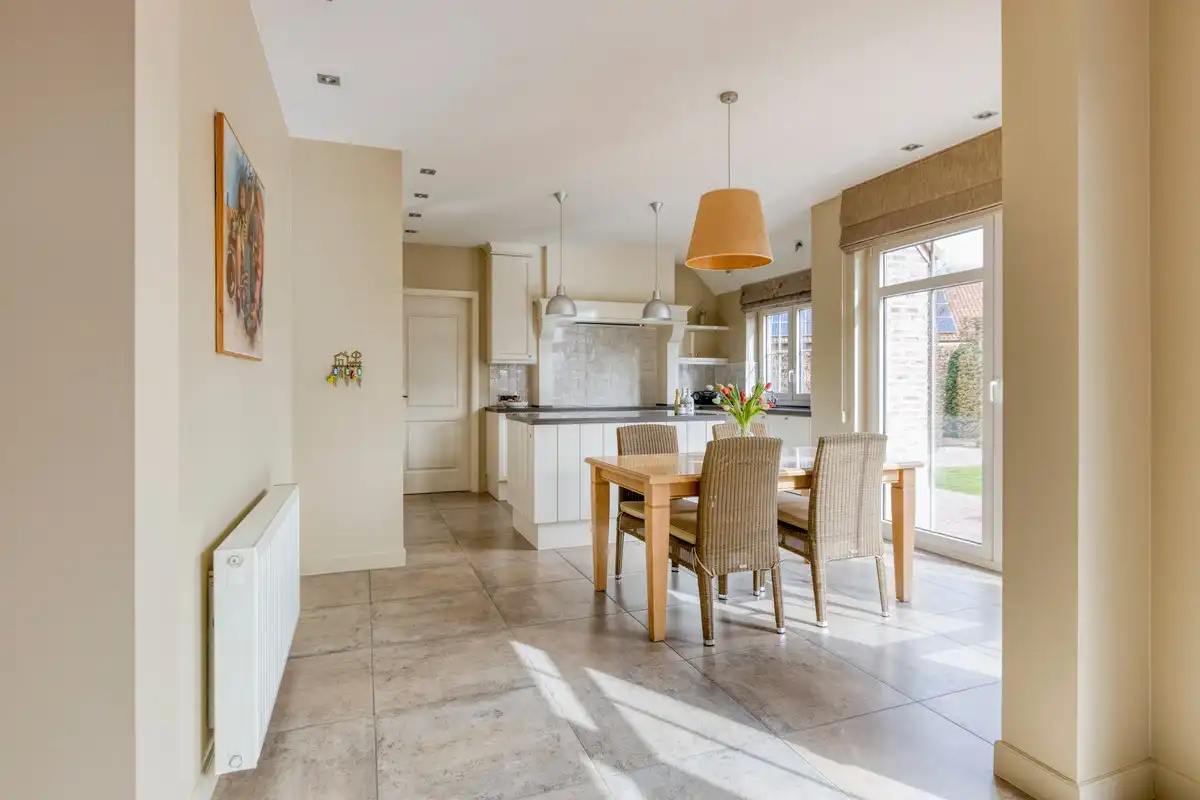 Ruime villa met prachtig aangelegde tuin in een rustige omgeving foto 8