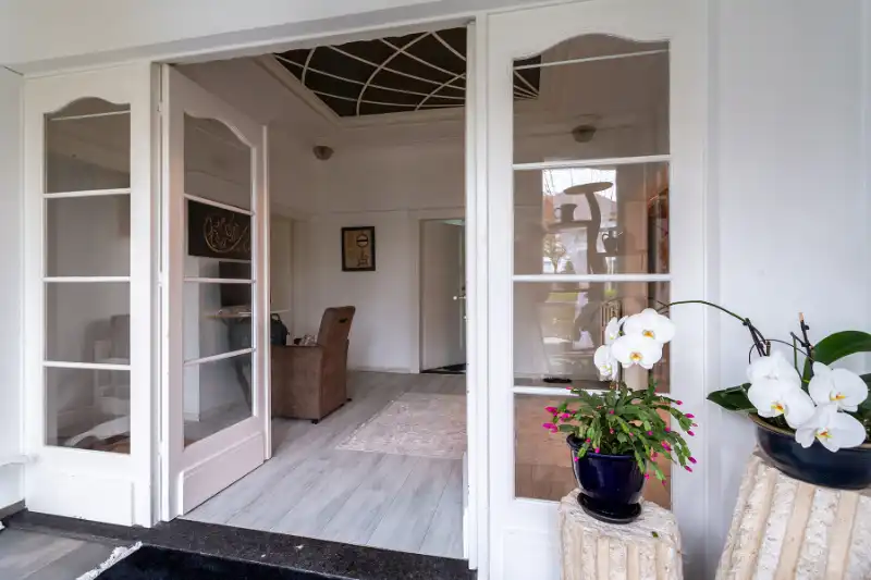 Hoofdfoto van de publicatie: Modernistische bungalow op TOP locatie!