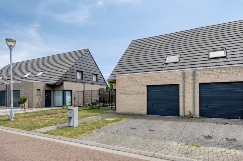 Instapklare halfopen woning met zuidgerichte tuin in Evergem! foto {{pictureIndex}}
