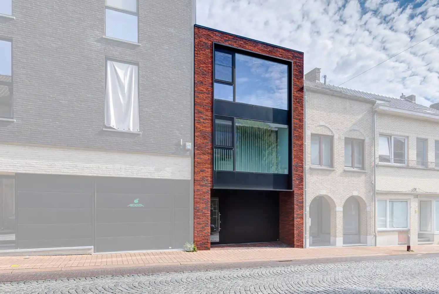 MODERNE WONING MET 2 SLAAPKAMERS, 2 TERRASSEN EN GARAGE IN HET CENTRUM VAN HOESELT foto {{pictureIndex}}