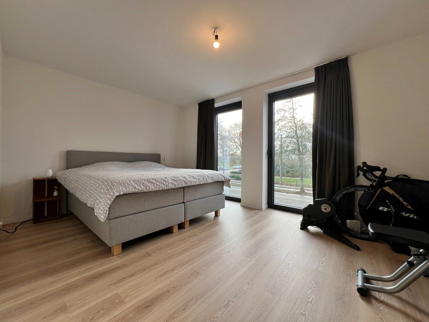 Nieuwbouwwoning met 3 slaapkamers, carport en afgesloten tuin met terras.  foto 11