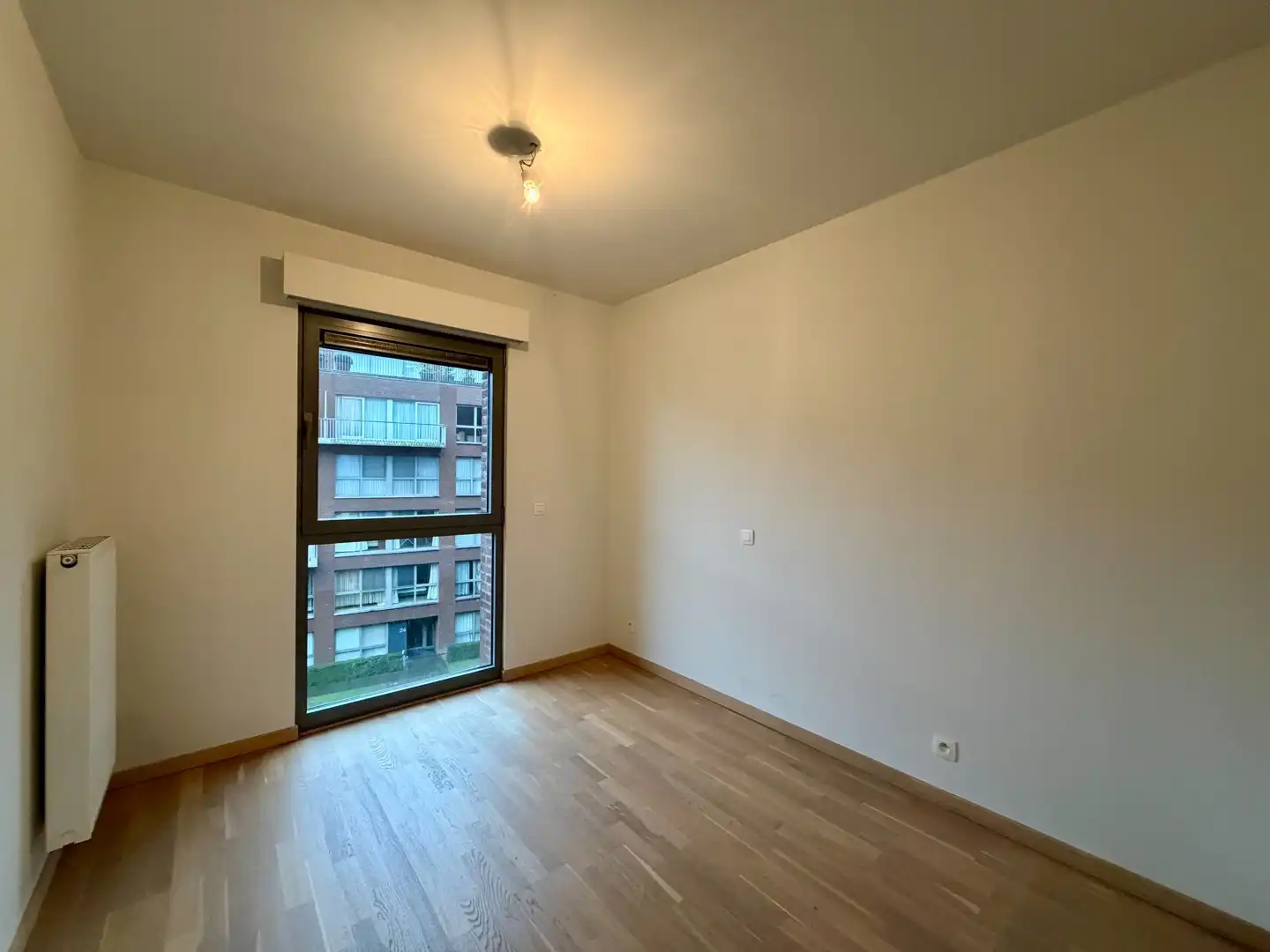 Instapklaar tweeslaapkamerappartement met terras & autostaanplaats te Brugge! foto 9