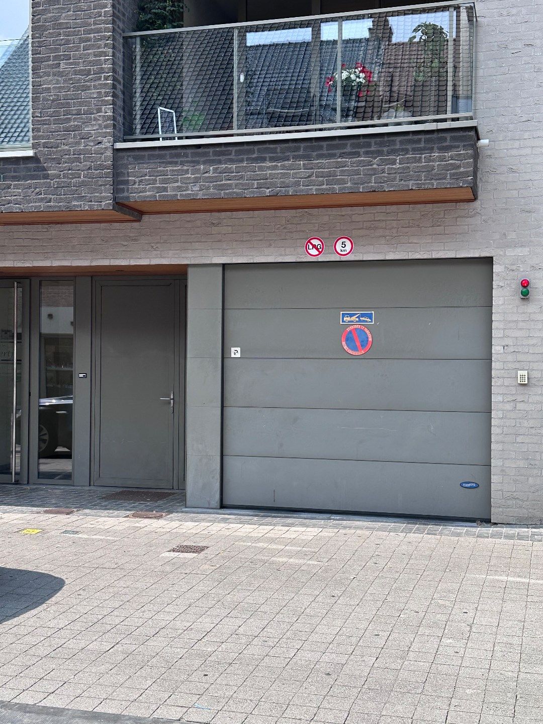 Ondergrondse garage met ervoor autostaanplaats in het centrum Gistel  foto 14