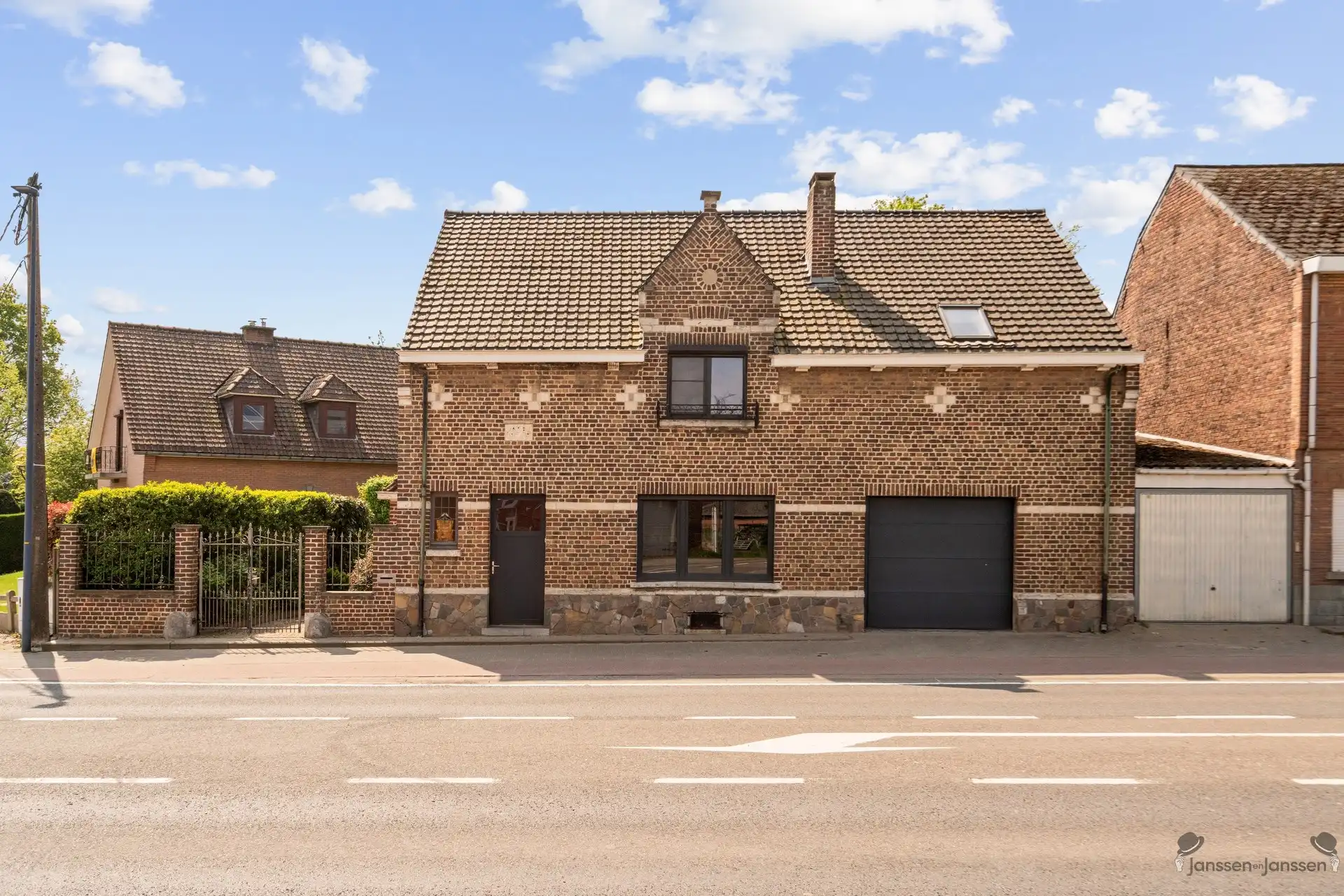Karaktervolle, volledig gerenoveerde woning met ruime tuin en uitzicht op paardenweide foto {{pictureIndex}}
