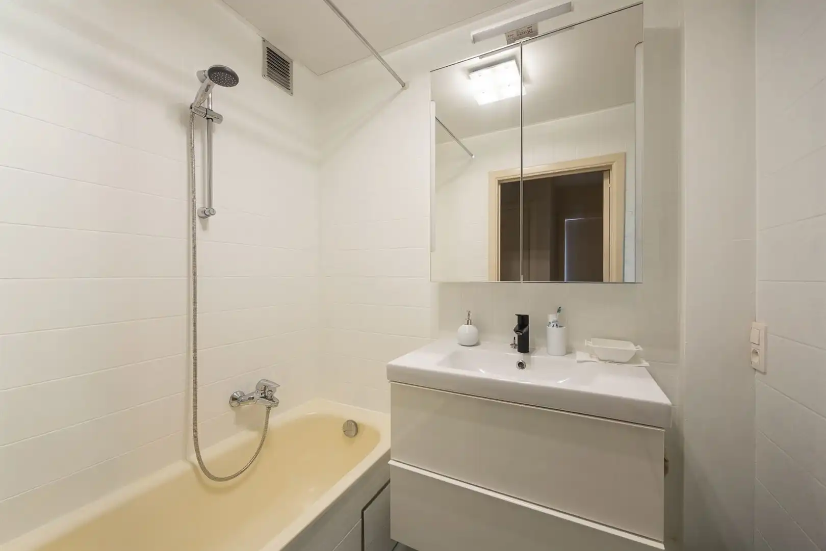 Instapklaar appartement INCL GARAGE foto 10