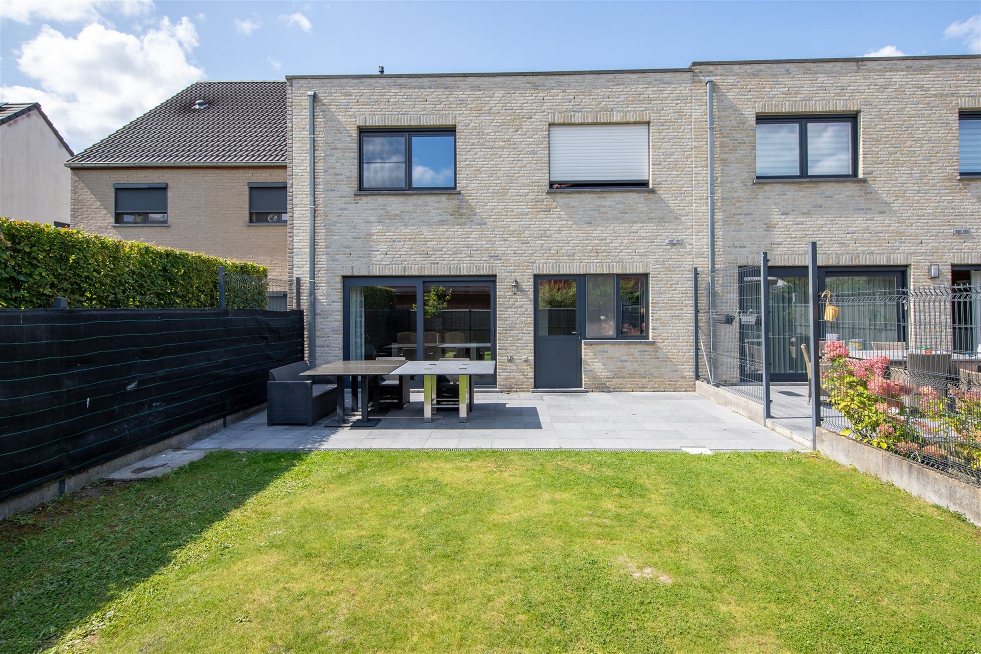 Recente en moderne woning met 3 slaapkamers, tuin en garage foto 24