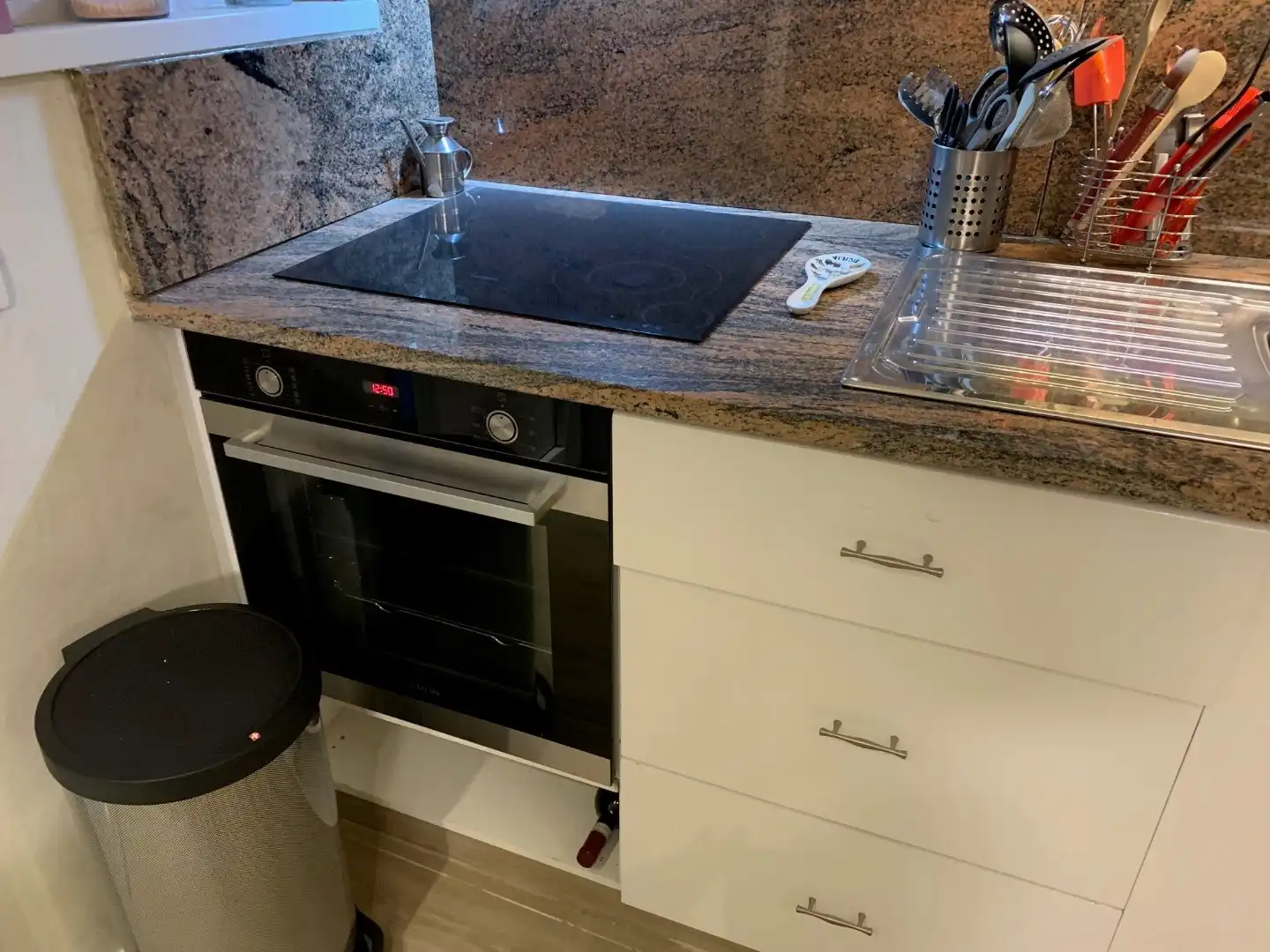 Gemeubeld tweeslaapkamerappartement met terras vlak aan de Zeedijk Oostende foto 6