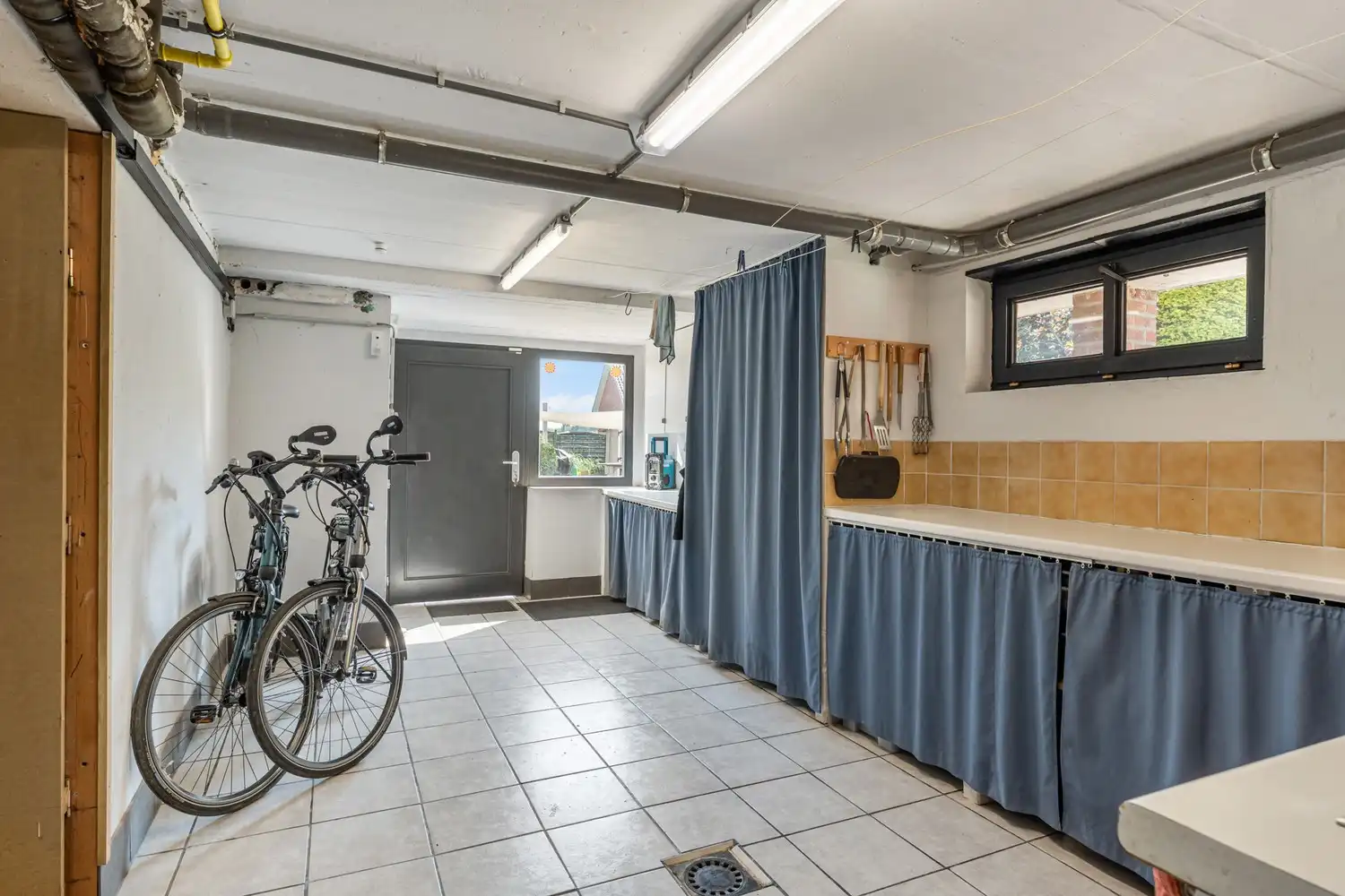 Degelijk onderhouden gezinswoning met 3 slaapkamers, volledig onderkelderd en mooie aangelegde tuin op een perceel van 5a96 ca! foto 27