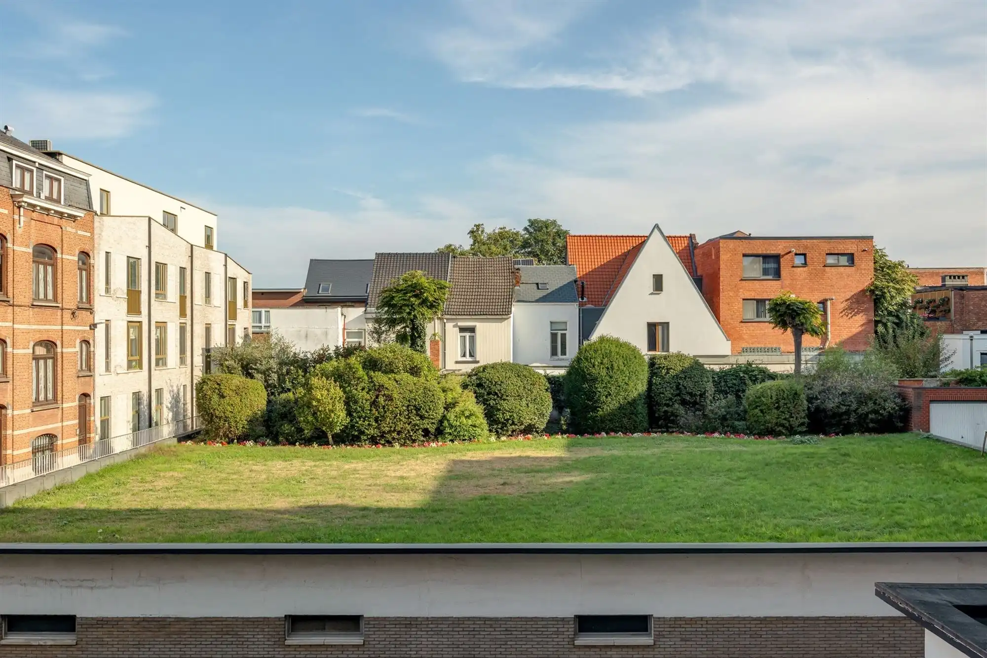 Gerenoveerd appartement met drie slaapkamers en terras foto 23