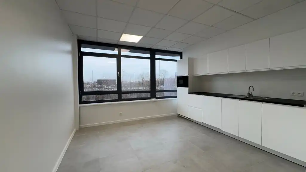 Gerenoveerde kantoorruimte te huur in Dionysius KMO center in Gent foto 11