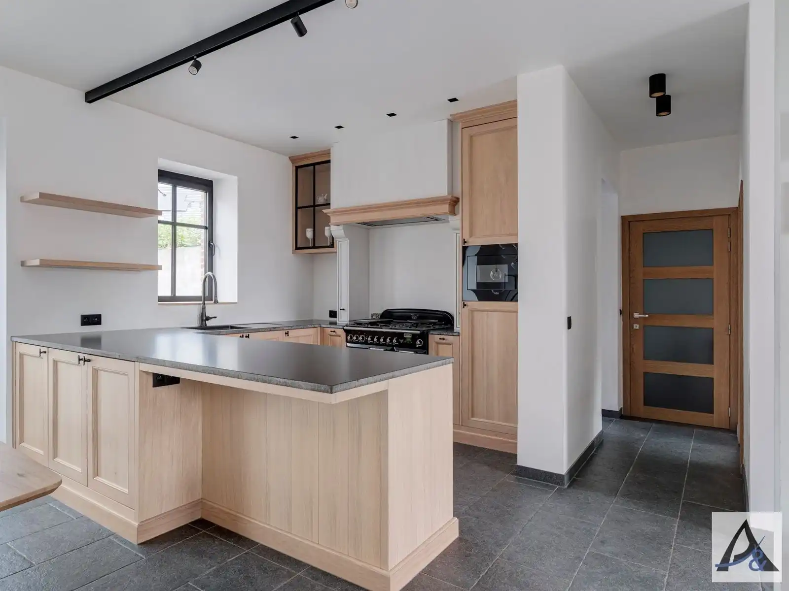 Totaal gerenoveerde, instapklare gezinswoning te koop in het hart van Munsterbilzen! foto 6