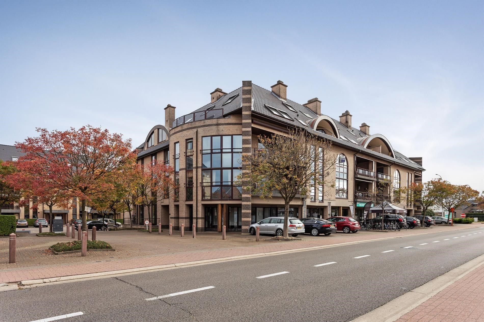 Riant appartement in het centrum van Maaseik met 2 slaapkamers en 2 autostandplaatsen. foto 2