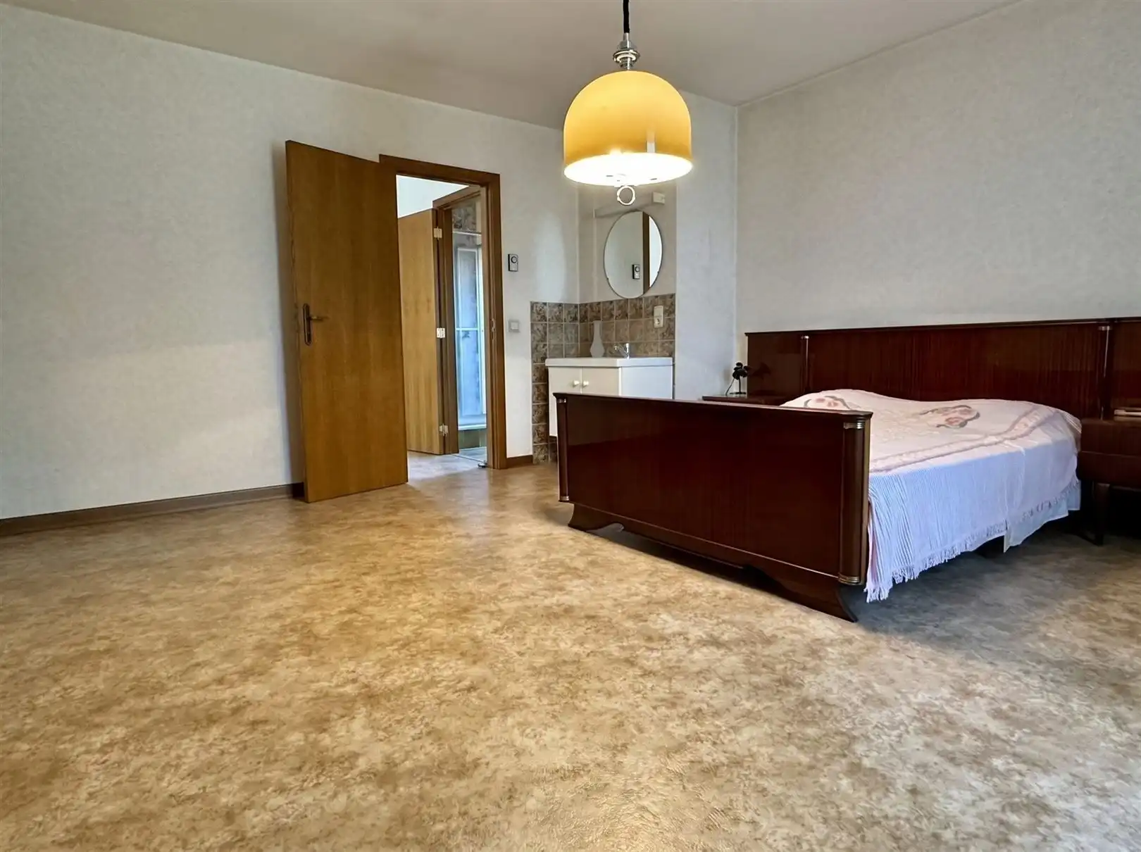 Ruime villa met 4 slpk's, 2 badkamers en garage foto 15