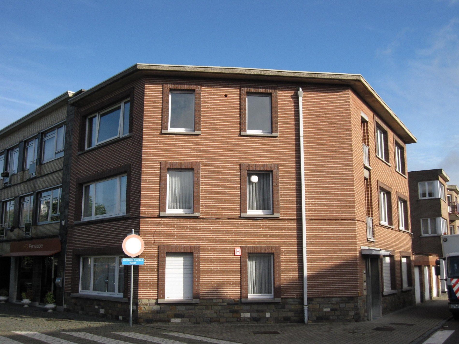 Ruim hoekappartement met garage foto {{pictureIndex}}