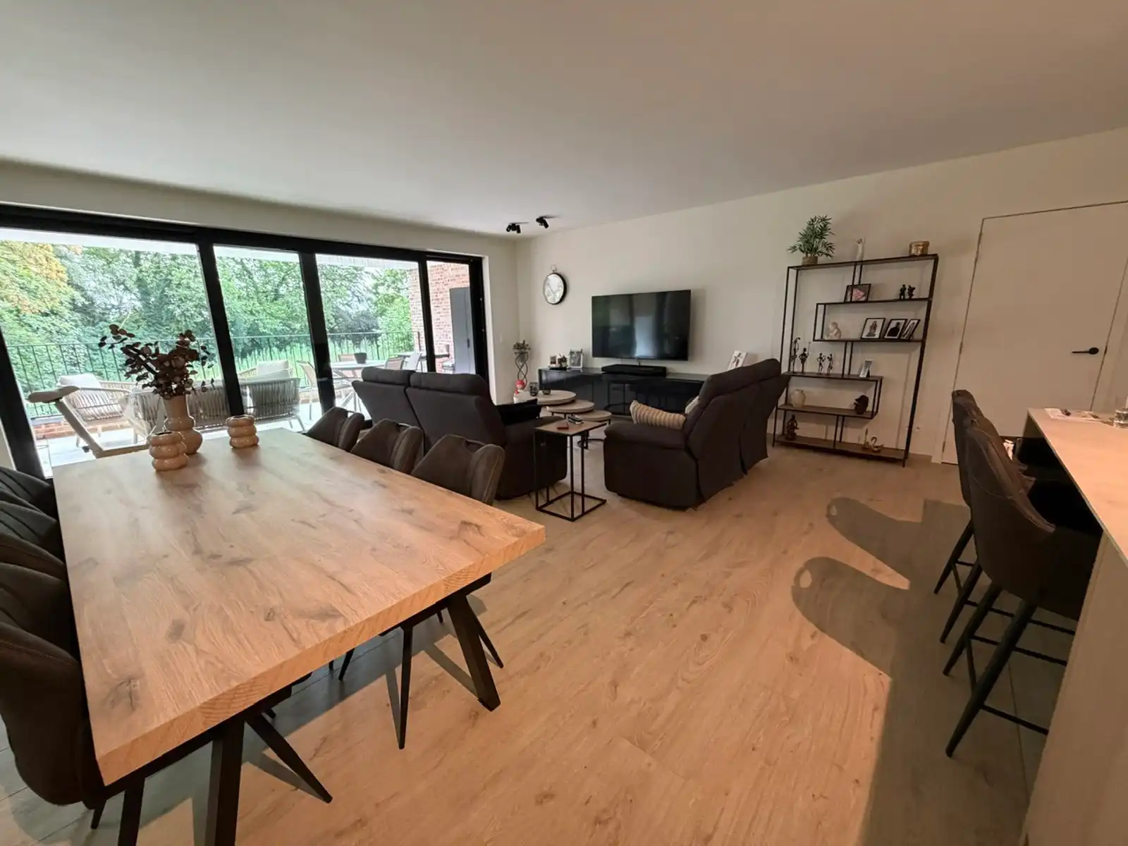 Luxueus app (131m²) met 2 slpk + bureau, terras en garagebox foto 3
