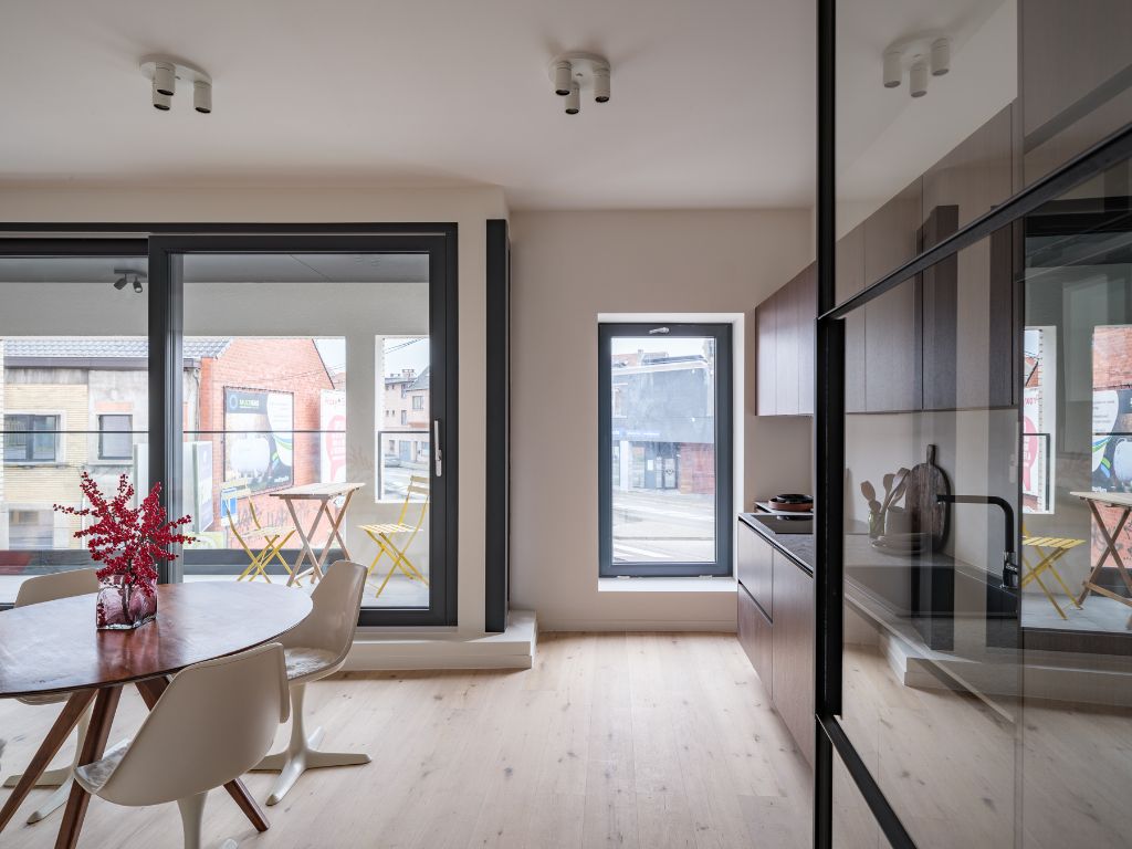 Stijlvol gerenoveerd 3 slaapkamer appartement met terras nabij Dampoort station foto 2