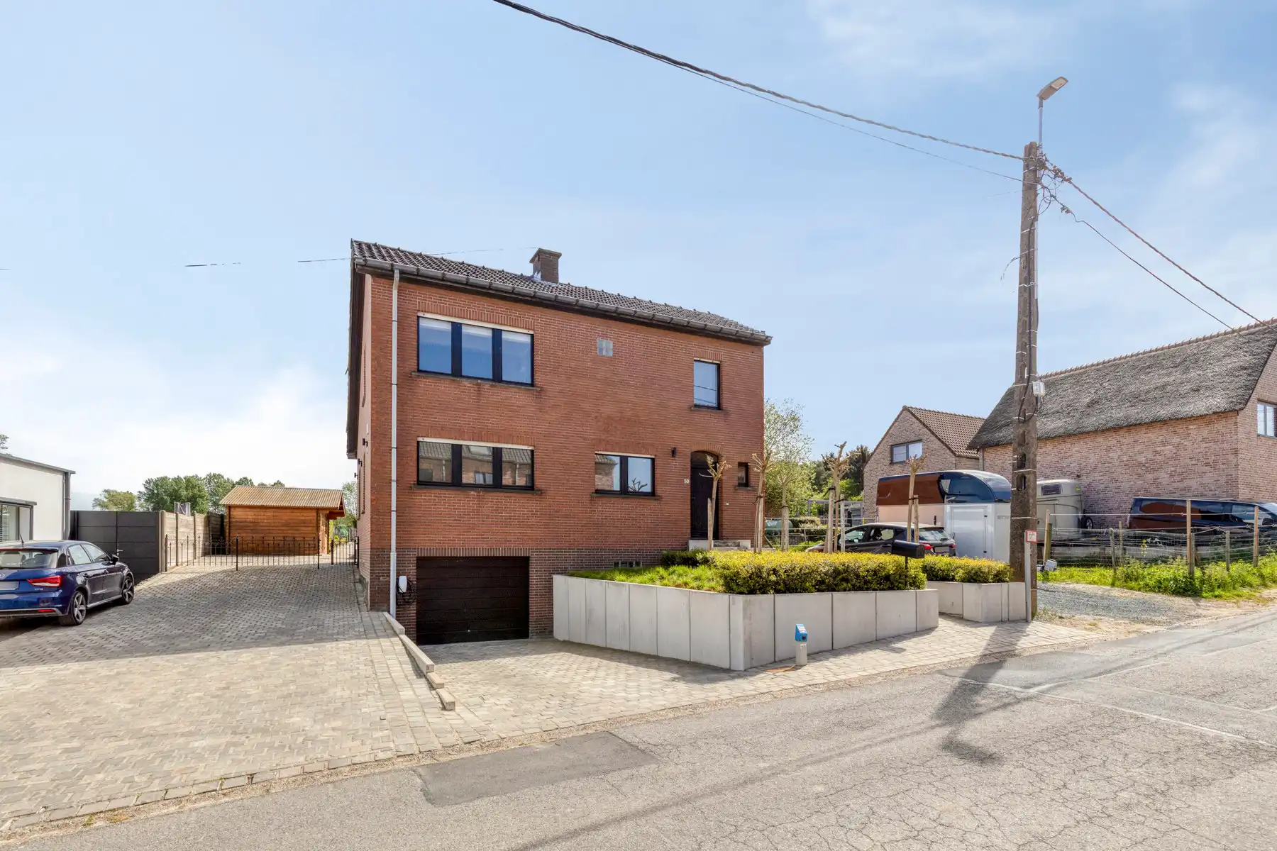 Hoofdfoto van de publicatie: Idyllisch gelegen gerenoveerde HOB op 11a 7ca!