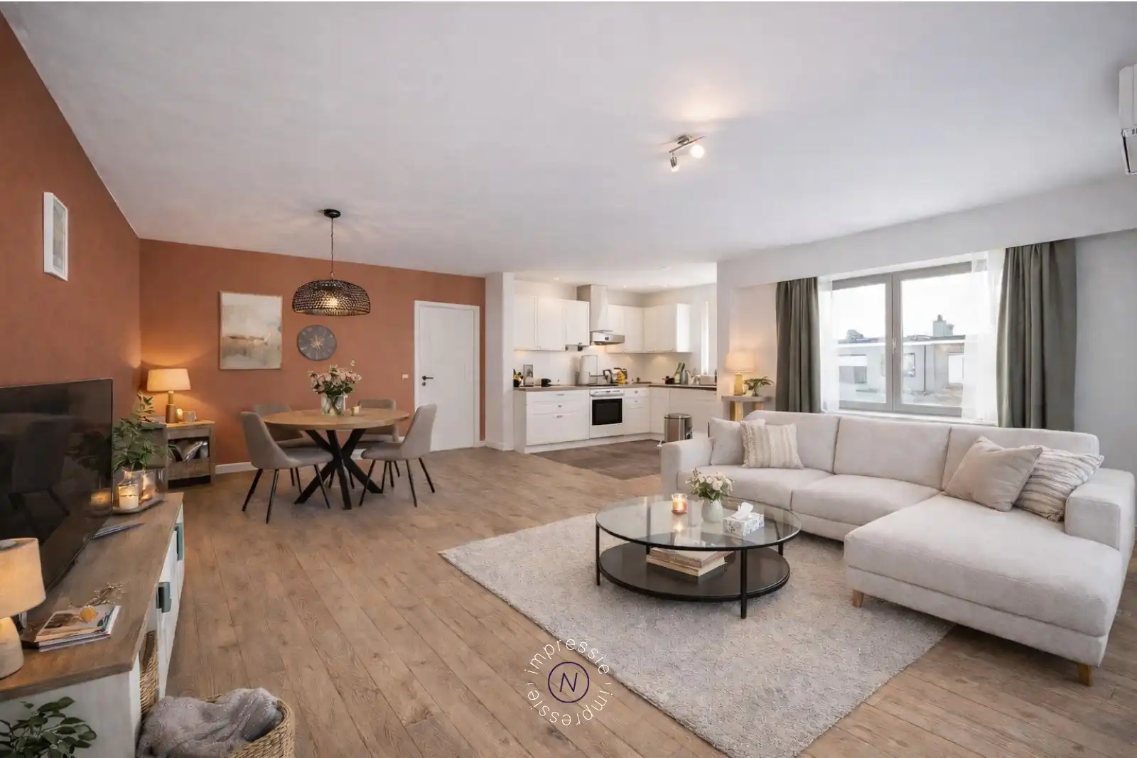 Ruim en licht 2-slaapkamerappartement met garage in Hoevenen! foto 3