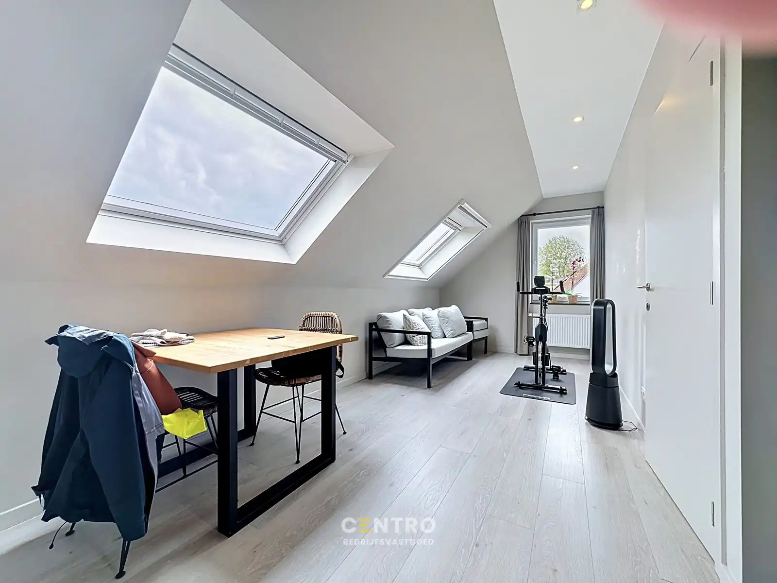 Strategisch gelegen BEDRIJFSPAND met magazijn, kantoren, verhuurd appartement & perceel bouwgrond (villa-bouw) nabij autosnelwegen te 8000 Brugge foto 13