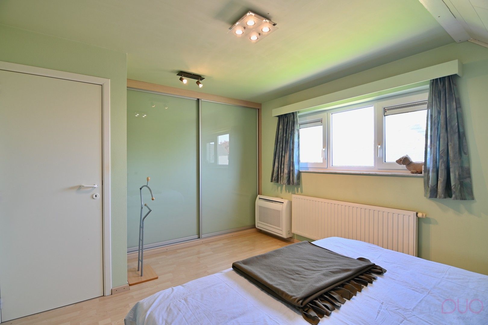 Rustig gelegen, instapklare halfopen bebouwing met 4 slaapkamers, vlakbij het centrum foto 12