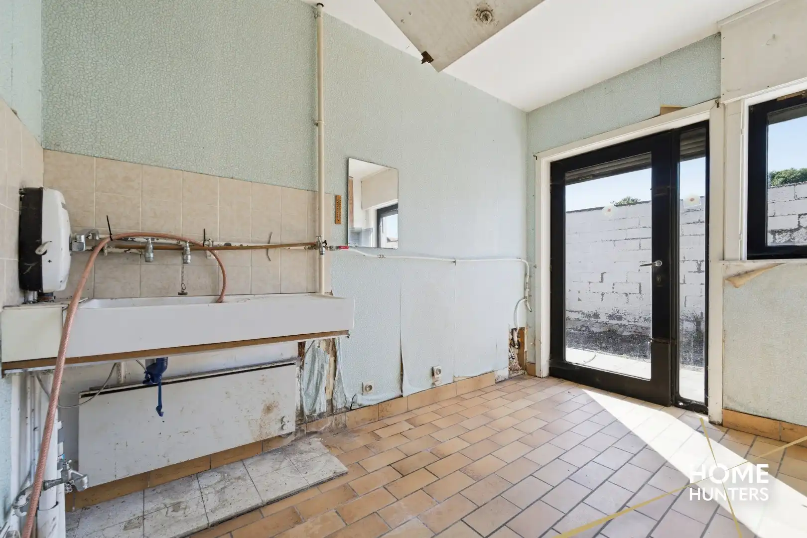 Te renoveren woning met ruime garage en tuin op centrale ligging te Zwevegem foto 23