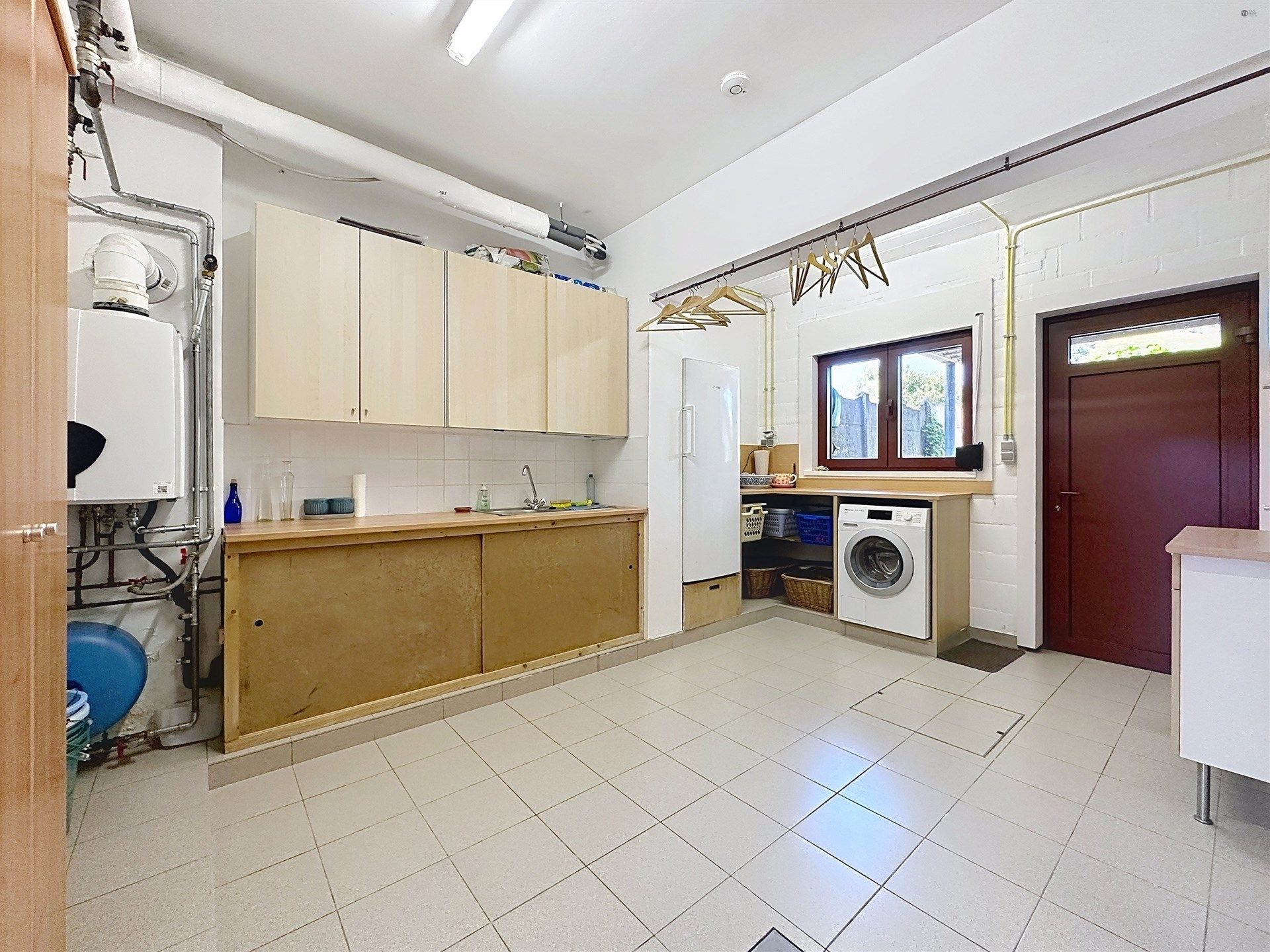 Lichtrijke, instapklare woning met ruime garage en fantastisch uitzicht in Kruibeke. foto 24