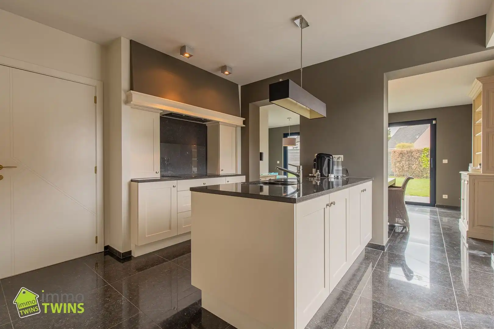 Prachtige instapklare open bebouwing te huur met afgesloten tuin en dubbele garage foto 10