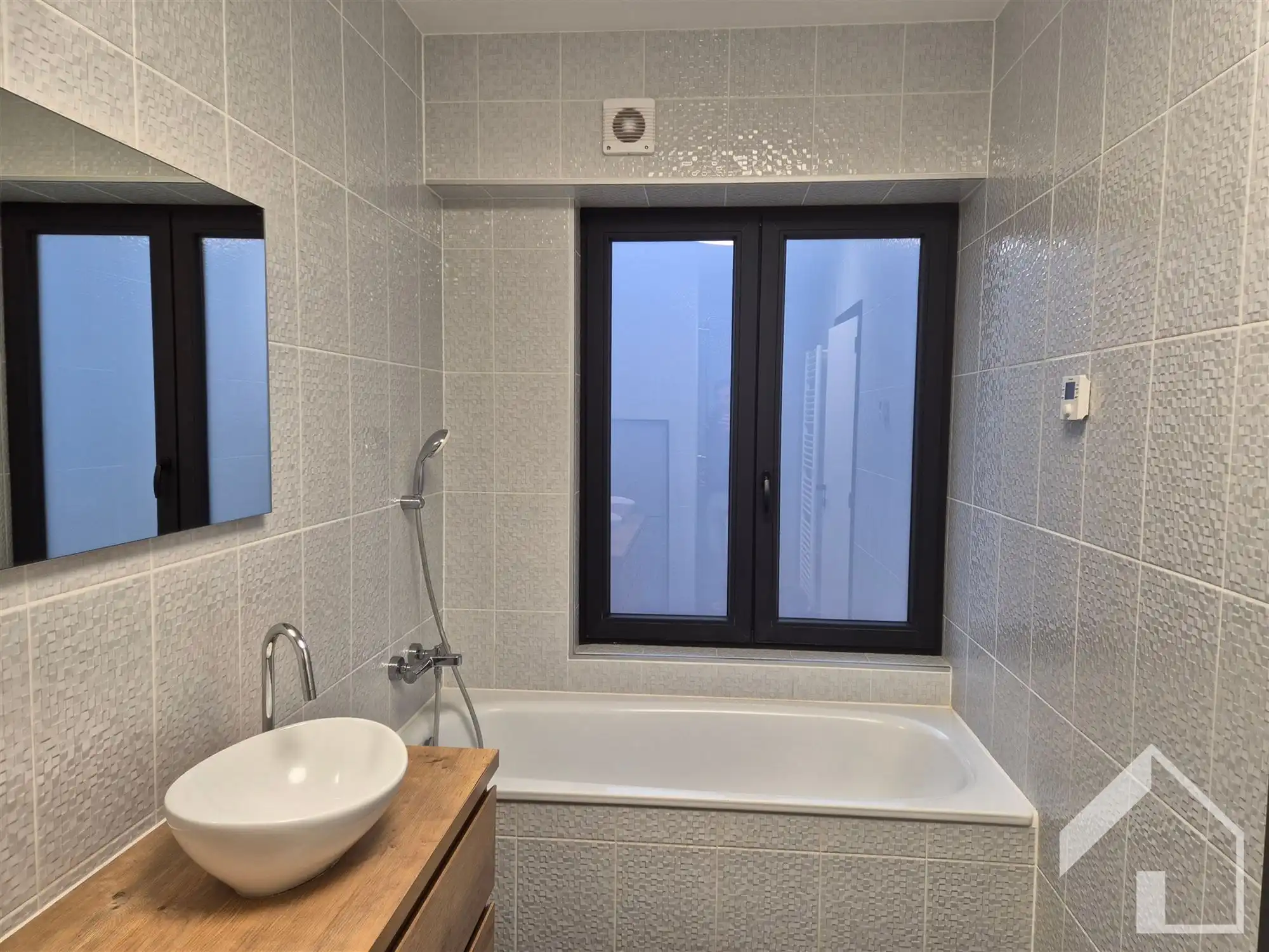 Lichtrijke huurwonig met leuke tuin, terras,oprit en 3 ruime slaapkamers nabij het centrum van Maria-ter-heid (Brasschaat) foto 10