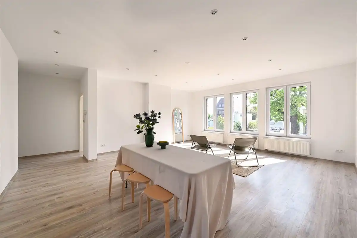 Ruim en lichtrijk appartement te Merksem foto 3