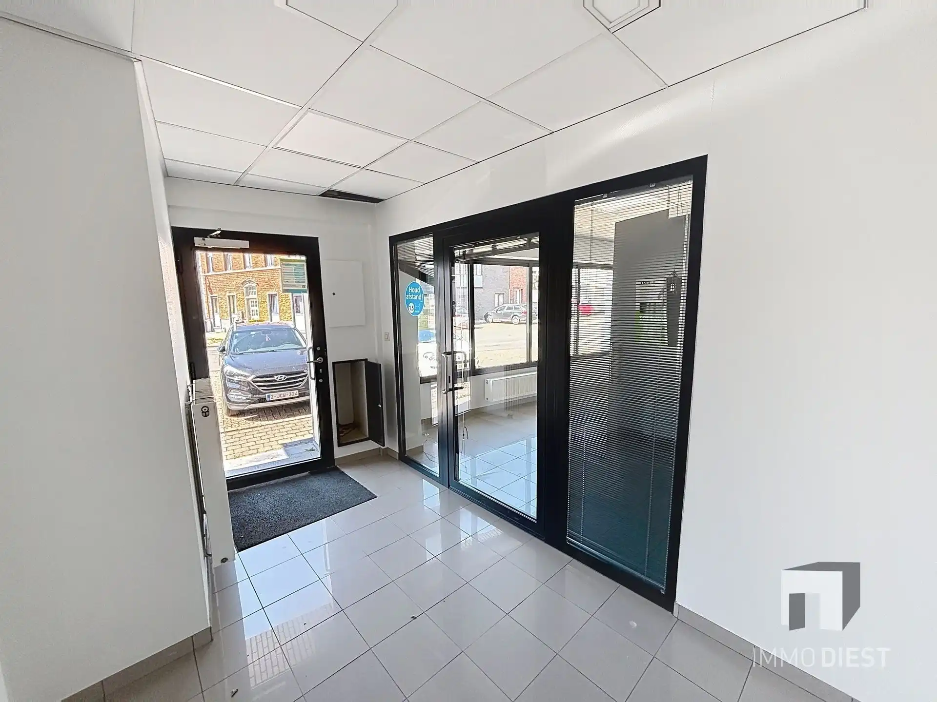 Handelsgelijkvloers van 230m² met private, achterliggende parking voor 3 wagens. foto 3