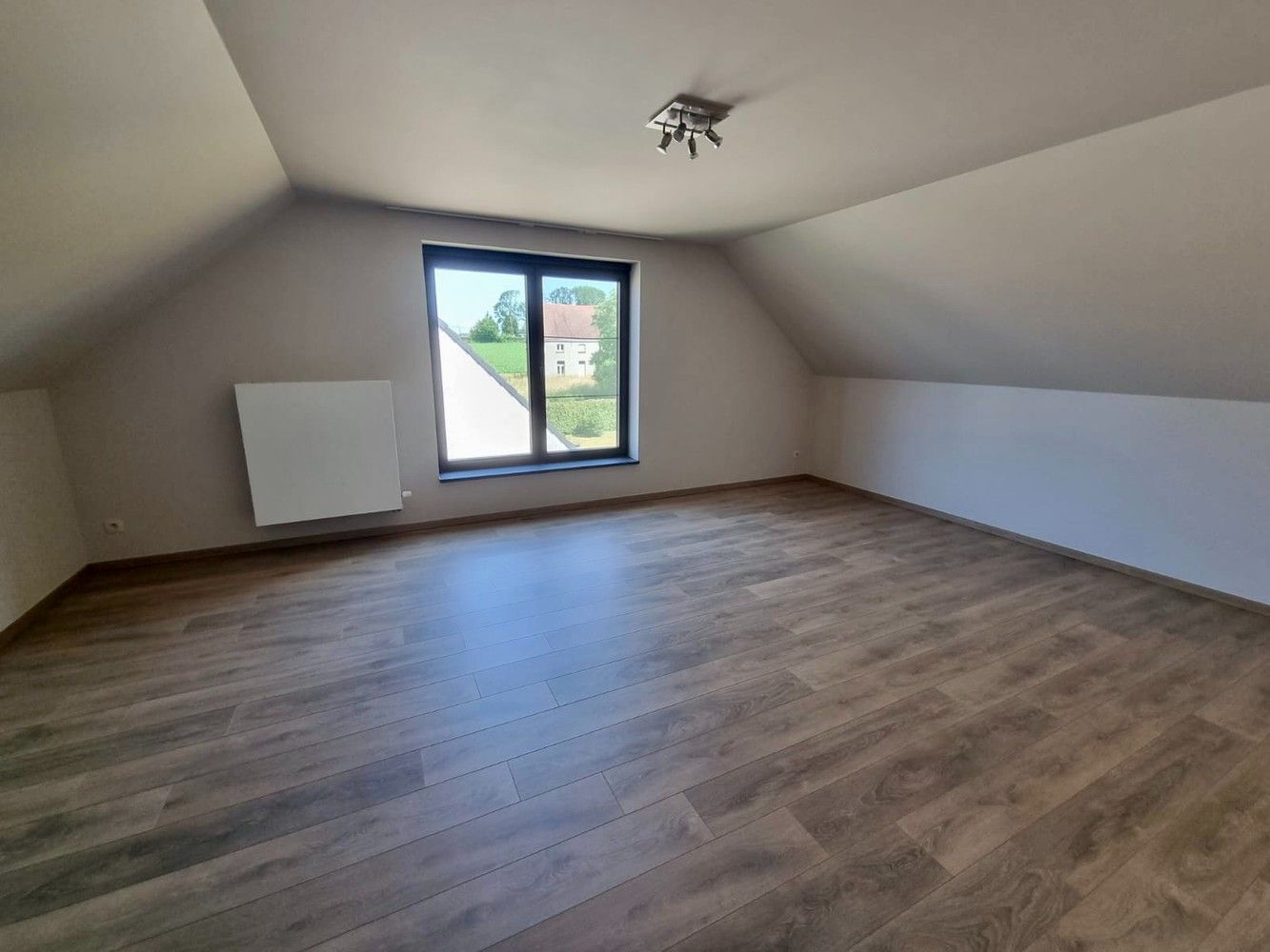 Ruime woning met 4 slaapkamers te huur! foto 11